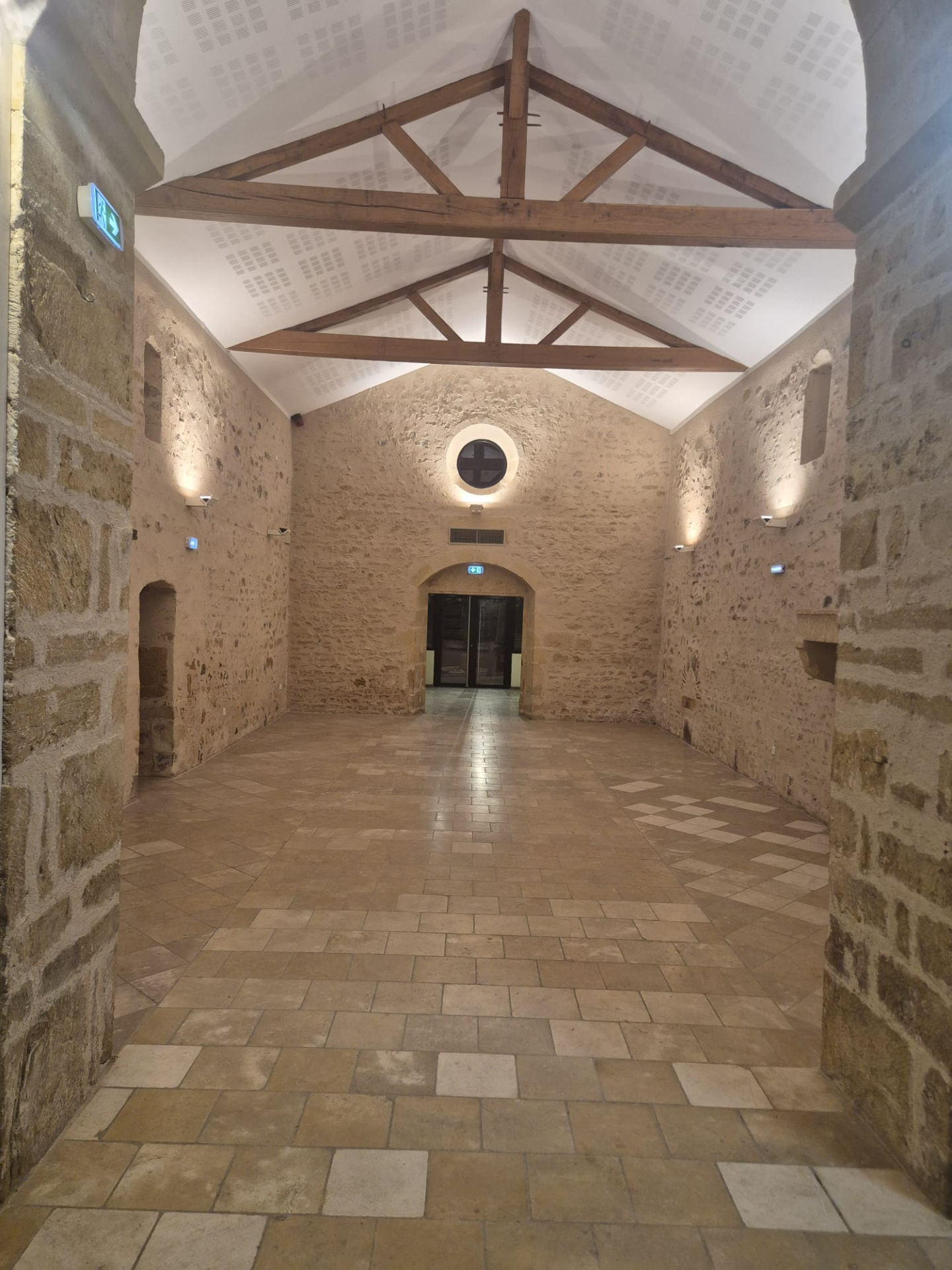 Vue vers l'entrée de la salle